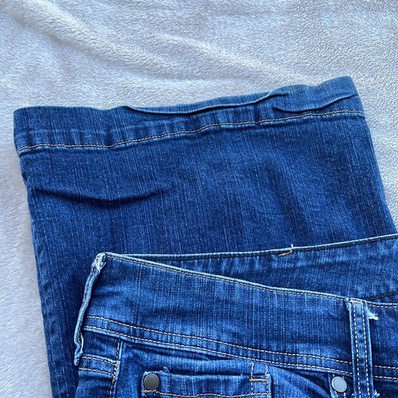 TORRID First At Fit Denim Jeans, Size 26R - Picture 4 of 16